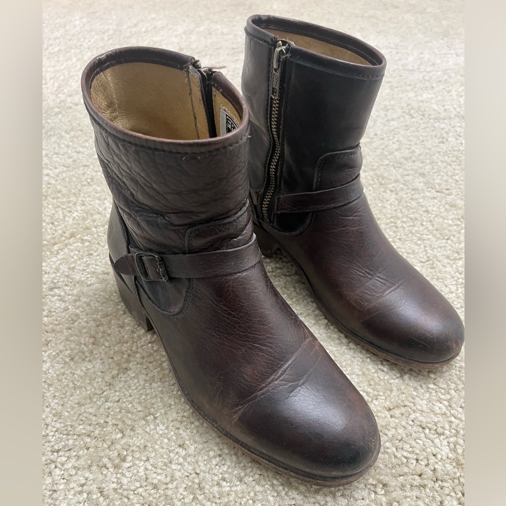 Women’s Frye 76104 Lynn Strap Short Boots Size 7.5B, Brown, White Gently Used